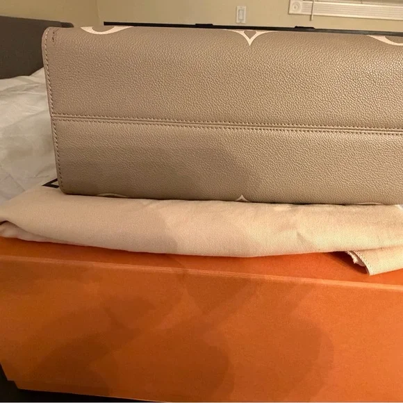 Louis Vuitton Taupe Tote with Light Pink Monogram - Picture 6 of 6